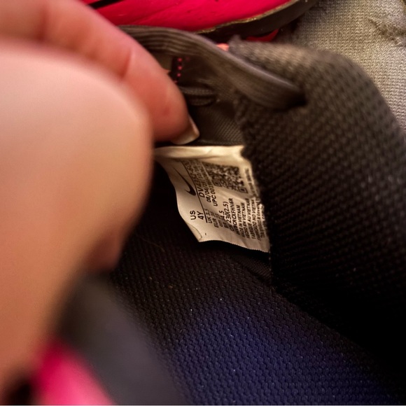 Like New Nike Girls Pink Soccer Cleats - Picture 6 of 6